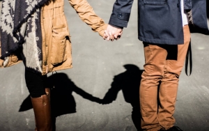 Kerap Menghantui Pasangan, Kenali Penyebab Munculnya Pocketing Relationship