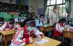 Shanghai Buka Kembali Sekolah, Siswa dan Guru Wajib Tes COVID-19 Tiap Hari