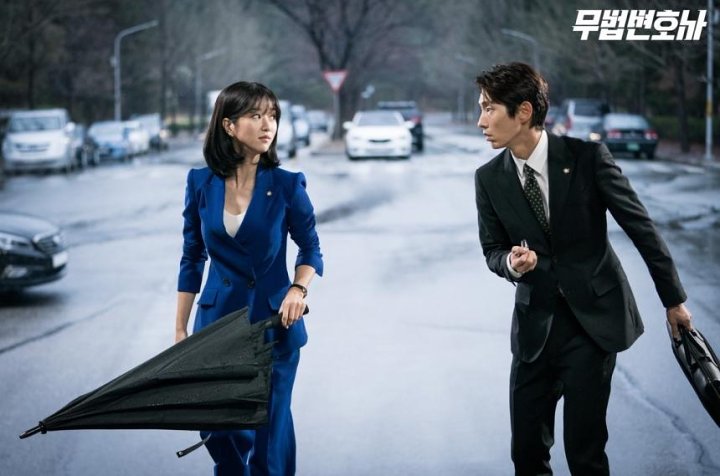 Makin Tegang, Lee Jun Ki-Seo Ye Ji Hampir Tertabrak Kereta di Teaser 'Lawless Lawyer'