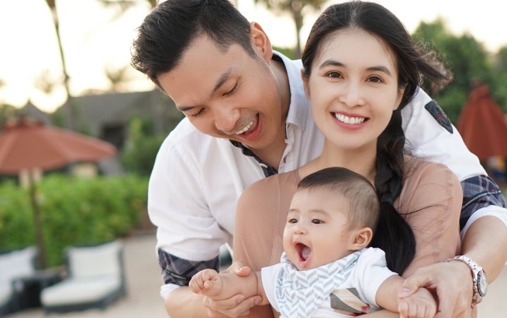 Bikin Hati Terenyuh, Sandra Dewi Unggah Foto Suami Rela Tidur di Lantai Demi Bayinya