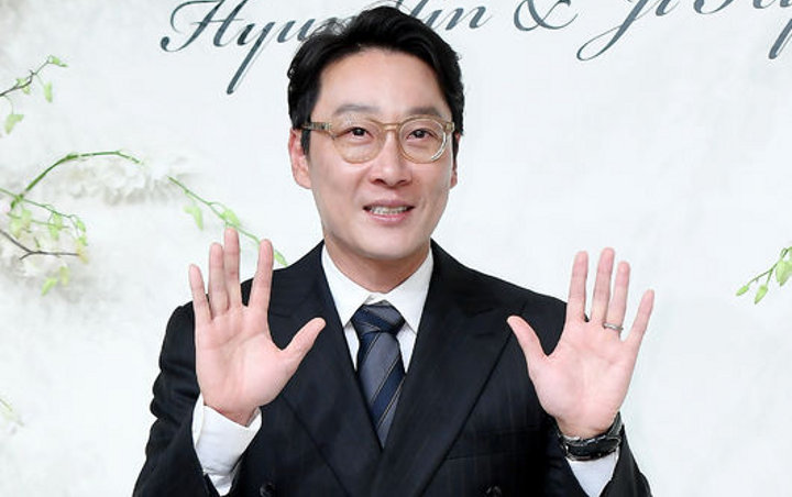Ngaku Tak Sengaja Pernah Bertemu Pasangan Idol di Apartemen, Lee Hwi Jae Dihujat Netter