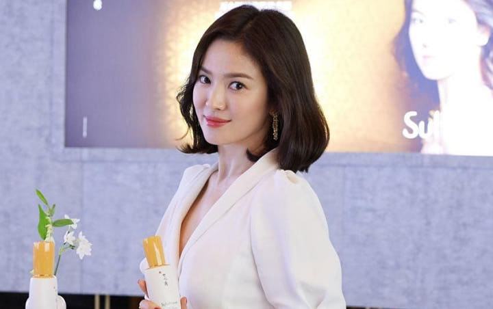 Tebar Senyum di Hong Kong, Fans Gemas Lihat Cincin Nikah Song Hye Kyo