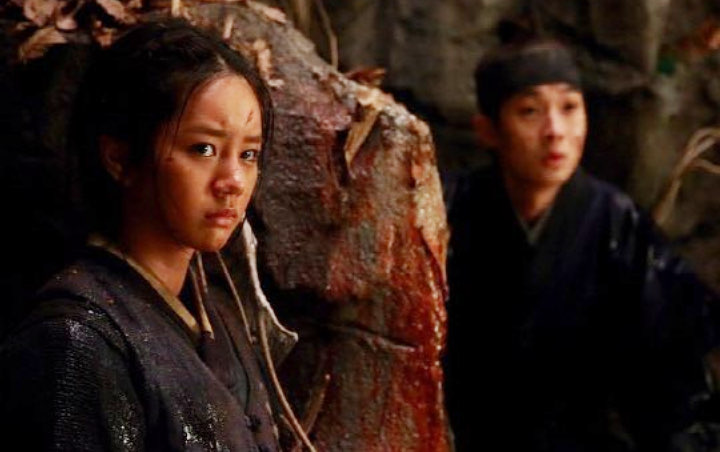 Choi Woo Shik Sendu, Hyeri Siap Memanah di Still Cut Film 'Monstrum'