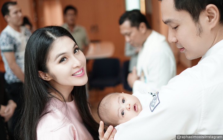 Biasa Ganteng, Suami Sandra Dewi Pasang Wajah Konyol Saat Sang Istri Tidurkan Anak