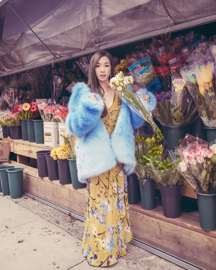 Tiffany Kombinasikan Gaun Floral dengan Mantel Bulu