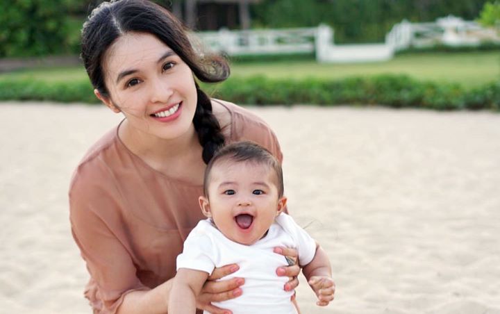 Sadar Kamera, Lucunya Bayi Ganteng Sandra Dewi Saat Diajak Bercanda