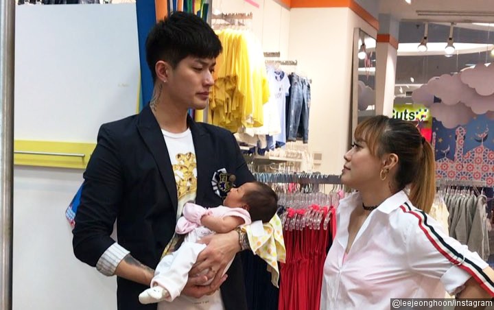 Istri Diserbu Netter Soal Cara Gendong Anak, Lee Jeong Hoon Beri Teguran Menohok