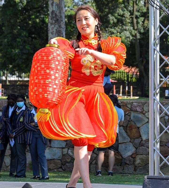 Puluhan Orang Menari Dengan Pakaian Tradisional Di Rusia