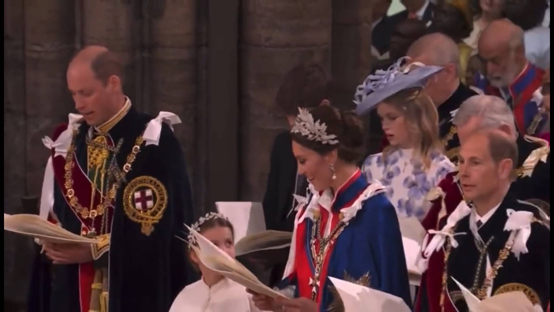 momen Princess Charlotte dan Kate Middleton di Coronation