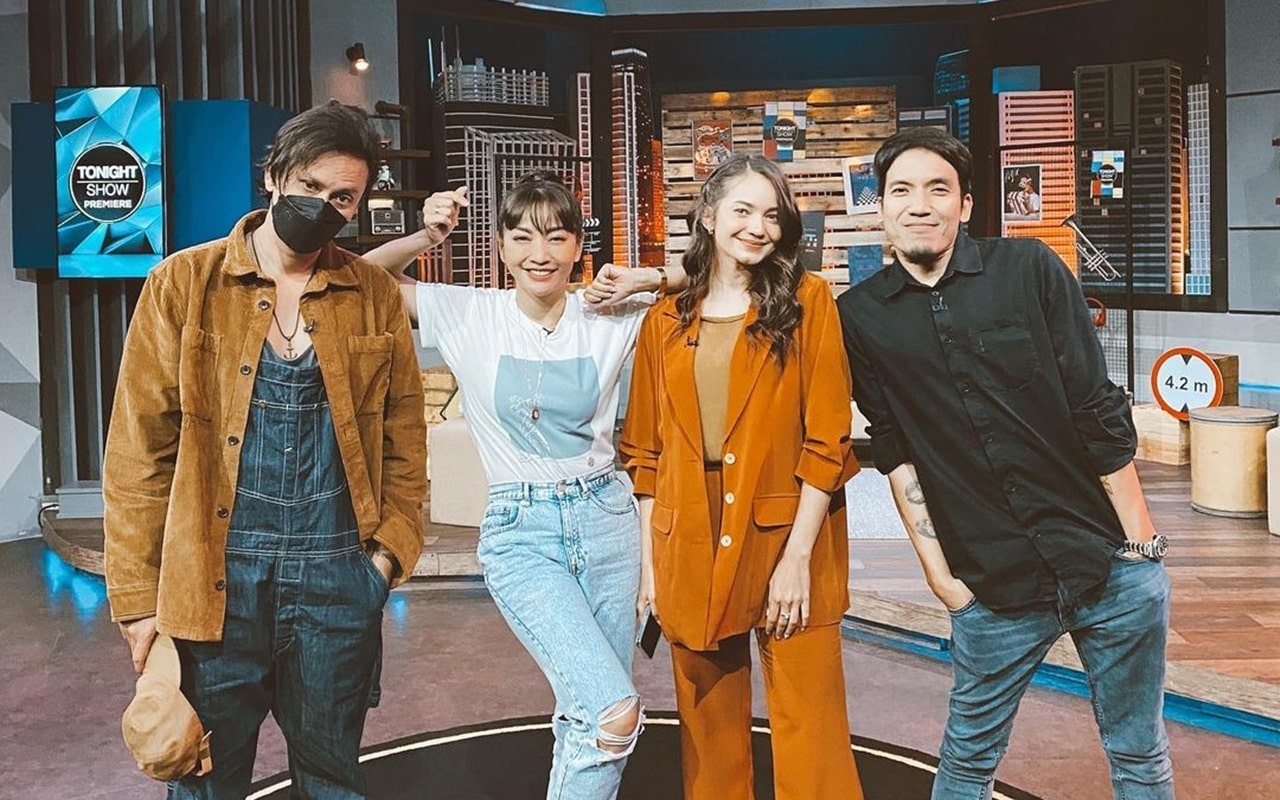 Enzy Storia Pose Bareng Hesti Purwadinata Dan Desta Vincent Rompies