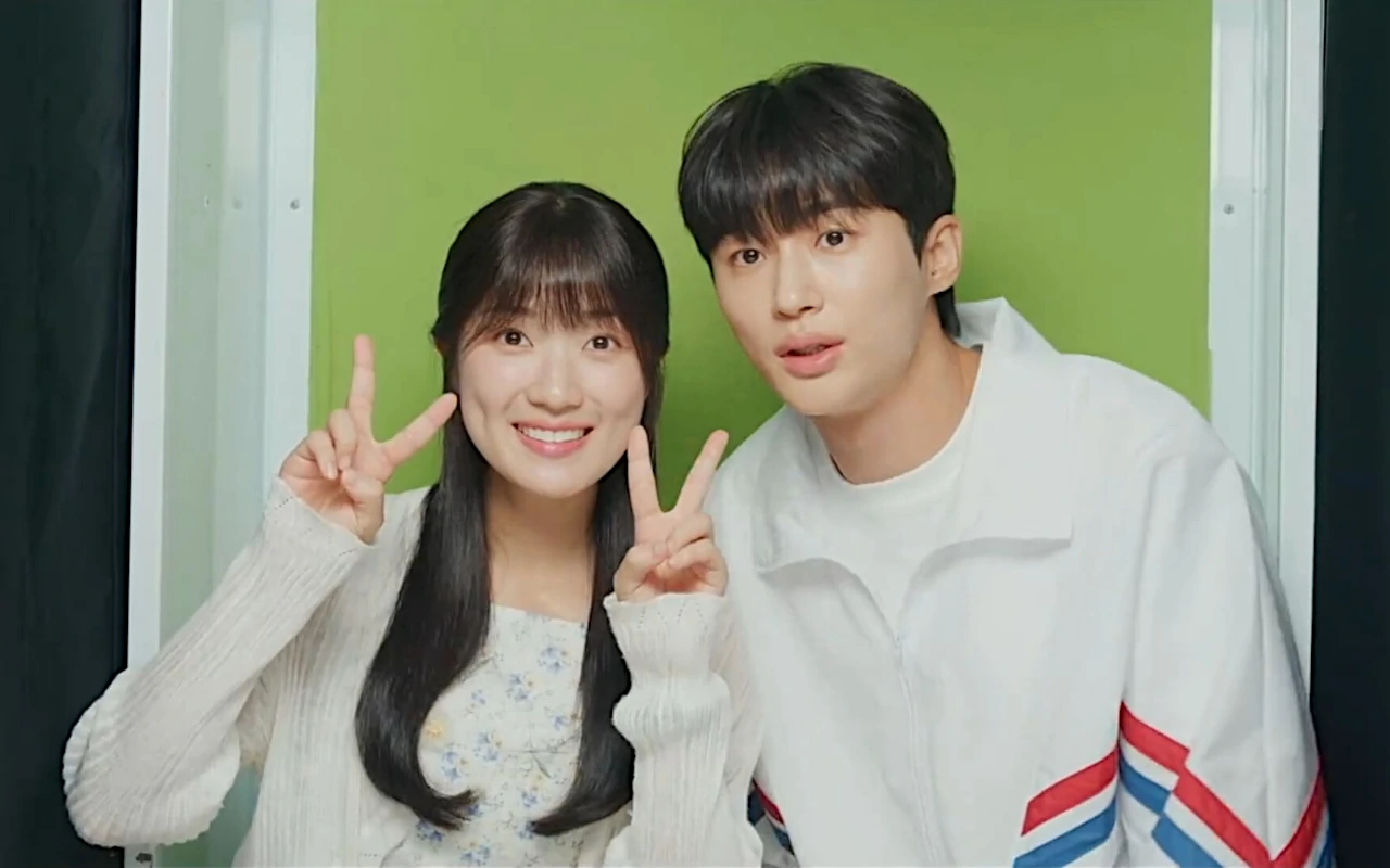 Byeon Woo Seok Diduga Pura-Pura Lupa Kim Hye Yoon Mirip Webtoon 'Lovely Runner'