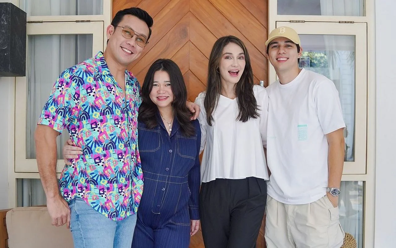 Luna Maya Larang Fans Geser Slide Foto Bareng Denny Sumargo Dan Maxime