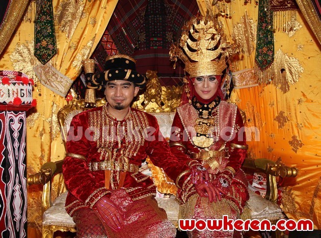 Gambar Foto Resepsi Pernikahan Ustadz Solmed dan April Jasmine