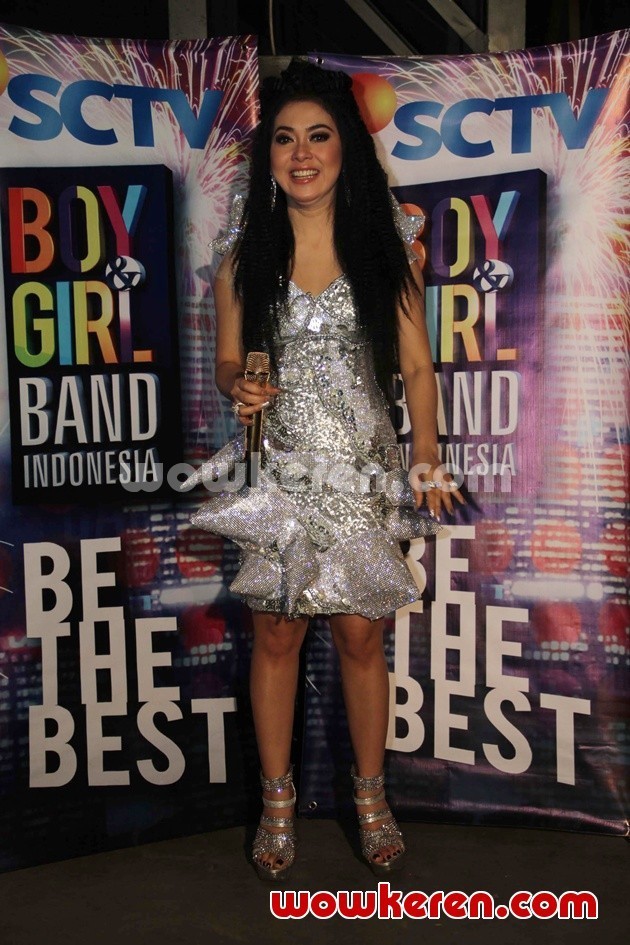 Gambar Foto Syahrini Saat Mengisi Acara Grand Final Boy & Girl Band Indonesia Result Show