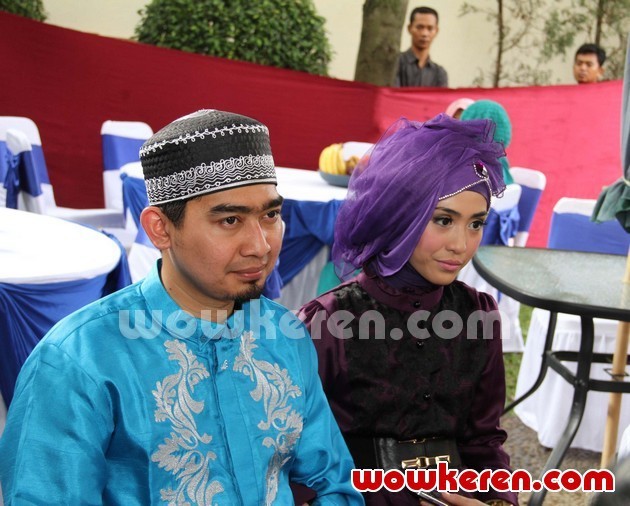 Gambar Foto Ustadz Solmed dan April Jasmine di Acara Syukuran
