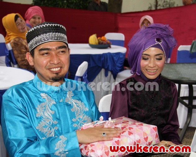 Gambar Foto Ustadz Solmed dan April Jasmine di Acara Syukuran