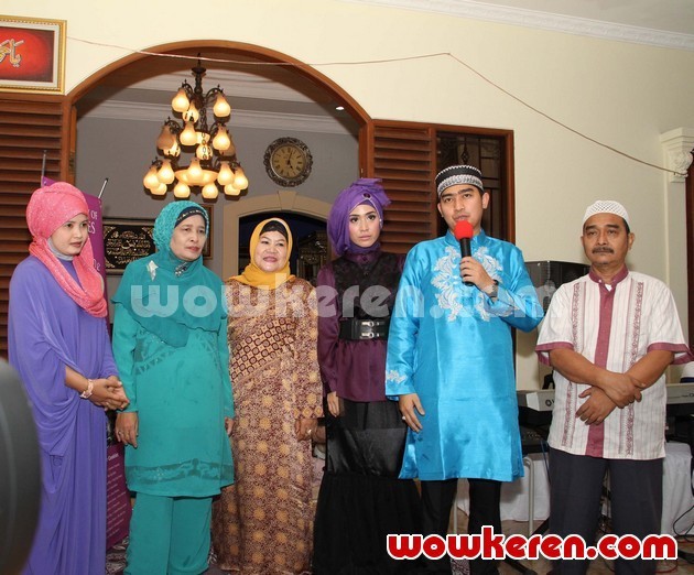 Gambar Foto April Jasmine, Ustadz Solmed dan Keluarga di Acara Syukuran