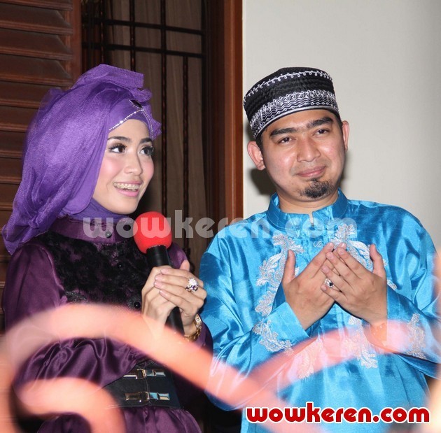 Gambar Foto April Jasmine dan Ustadz Solmed di Acara Syukuran