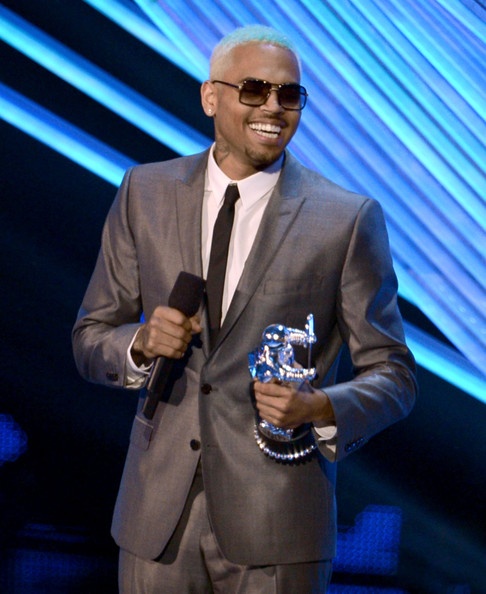 Gambar Foto Chris Brown di Panggung MTV VMAs 2012