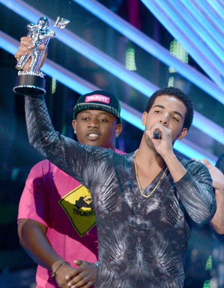 Gambar Foto Drake Terima Award di MTV VMAs 2012