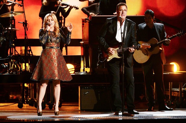 Gambar Foto Duet Kelly Clarkson dan Vince Gill di Panggung CMA Awards 2012