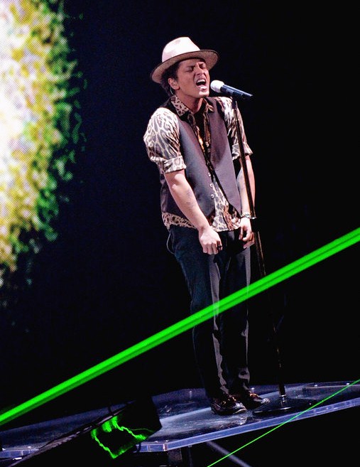 Gambar Foto Bruno Mars Bawakan Single 'Gorilla' di Panggung MTV Video Music Awards 2013