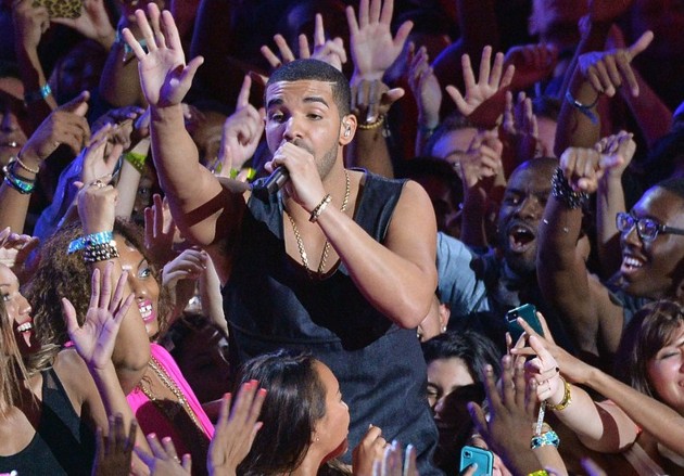 Gambar Foto Penampilan Drake di Panggung MTV Video Music Awards 2013