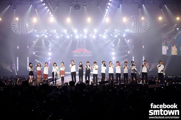 Gambar Foto EXO dan f(x) Saat Tampil di Konser 'SMTOWN WEEK' 'Christmas Wonderland'