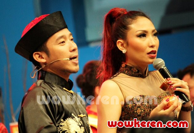 Gambar Foto Denny Cagur dan Ayu Dewi Saat Menjdai Host Acara 'Dahsyat'