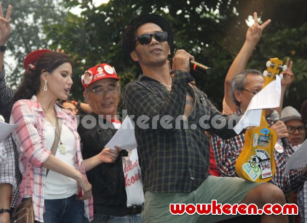 Gambar Foto Penampilan Kaka Slank di Konser Deklarasi Revolusi Harmoni