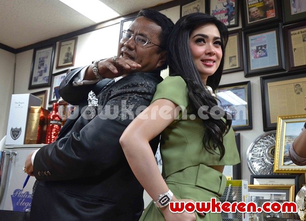 Gambar Foto Jumpa Pers Klarifikasi Penggerebekan KTV Princess Syahrini