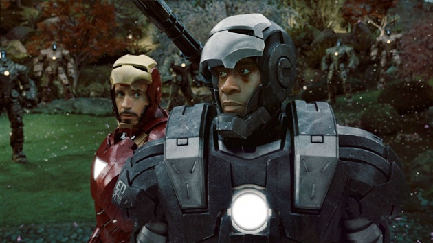 Gambar Foto War Machine (Don Cheadle) Beraksi Melawan Pasukan Milik Ultron Secara Terpisah dari Tim Avengers