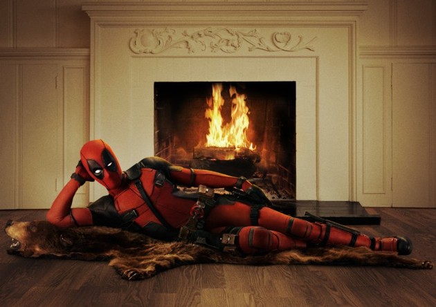 Gambar Foto Deadpool Bersantai Sejenak di Depan Perapian