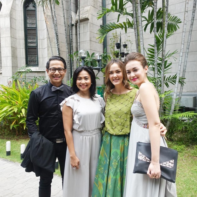 Gambar Foto Delon, Feni Rose, Cathy Sharon dan Rianti Cartwright di Pernikahan Sandra Dewi dan Harvey Moeis