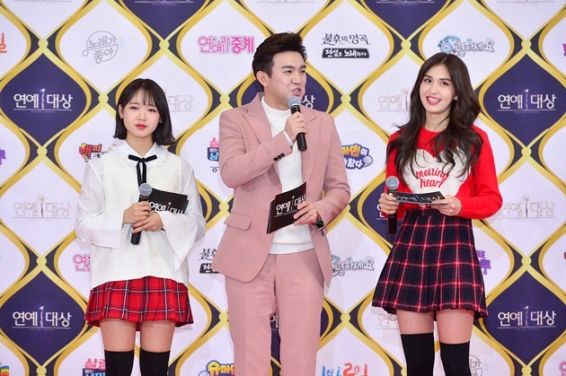 Gambar Foto Choi Yoo Jung, Jeon Somi IOI dan Kim Sun Geun Jadi MC Red Carpet KBS Entertainment Awards 2016