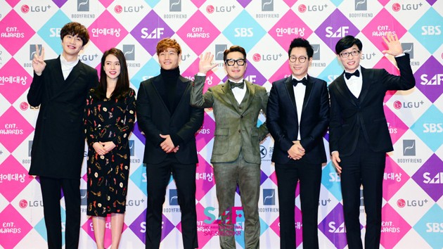 Gambar Foto Yoo Jae Seok cs Hadir Wakili Acara 'Running Man' di SBS Entertainment Awards 2016