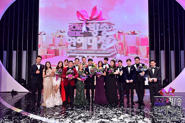 Gambar Foto Para Pemenang MBC Entertainment Awards 2016 Berfoto Bersama Diakhir Acara