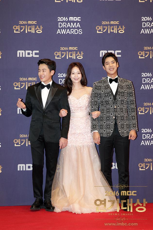 Gambar Foto Choi Phillip, Jeon So Min dan Song Won Geun di Red Carpet MBC Drama 2016