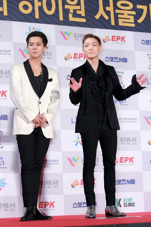 Gambar Foto Duo Bobby-Song Min Ho MOBB di Red Carpet Seoul Music Awards 2017