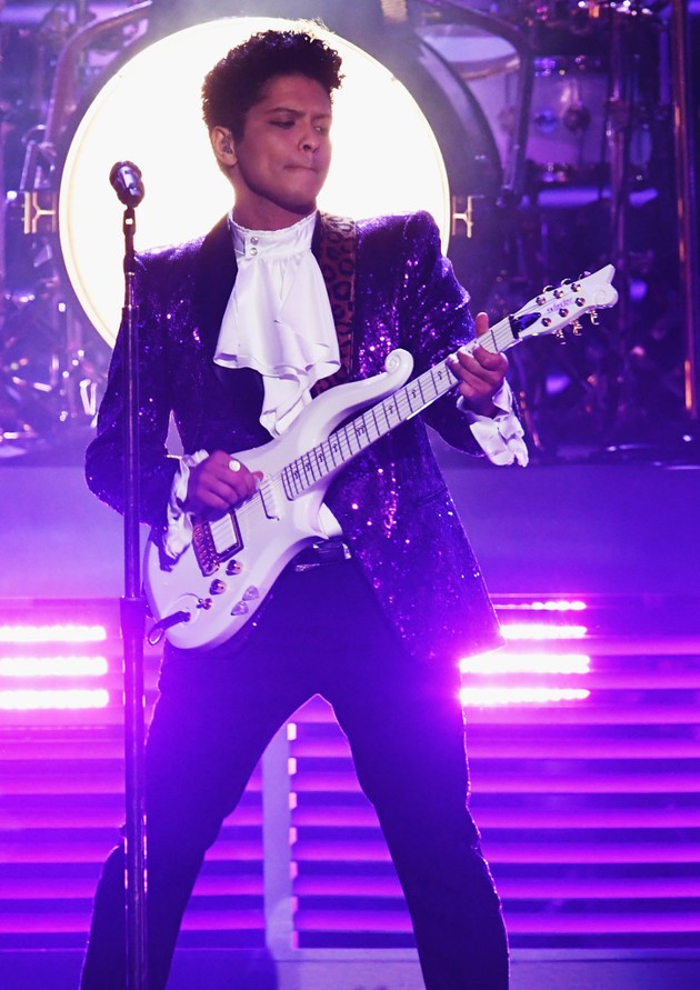 Gambar Foto Penampilan Spesial Bruno Mars untuk Mengenang Mendiang Prince