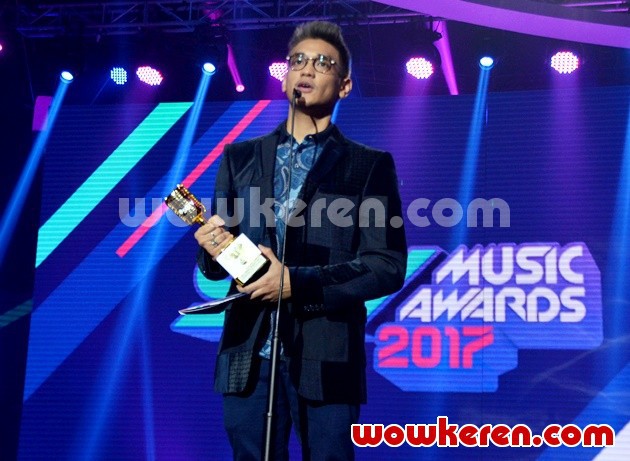 Gambar Foto Afgan Raih Penghargaan Penyanyi Solo Pria Paling Ngetop di SCTV Music Awards 2017