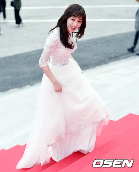 Gambar Foto Masih menjalani syuting drama, Mina AOA ternyata tak mau ketinggalan Korea Drama Awards 2017.