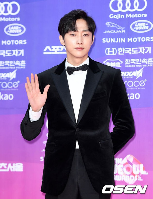Gambar Foto Jinyoung B1A4 di Red Carpet Seoul Awards 2017