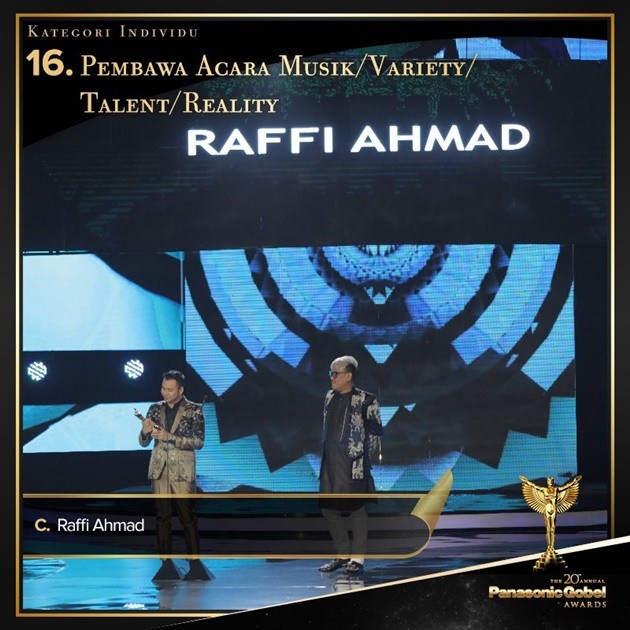 Gambar Foto Sukses membawakan acara 'Dahsyat', Raffi Ahmad menyabet piala kategori Pembawa Acara Musik atau Variety.
