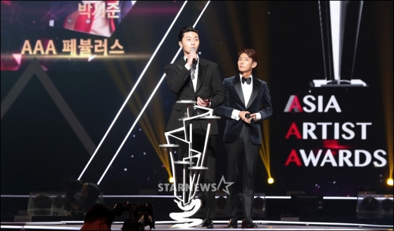 Gambar Foto Park Seo Joon dan Lee Jun Ki Raih Piala AAA Fabulous Award