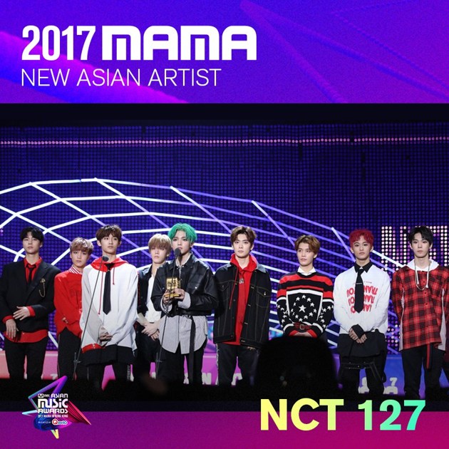 Gambar Foto NCT 127 meraih piala New Asian Artist di MAMA 2017 Hong Kong.