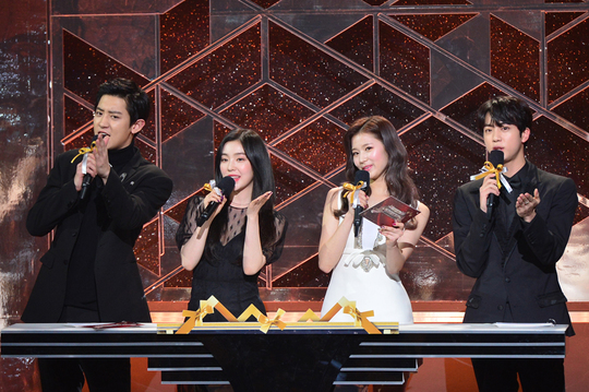 Gambar Foto Chanyeol, Irene, Sana dan Jin sukses memukau penonton sebagai MC bagian pertama KBS Gayo Daechukje 2017.