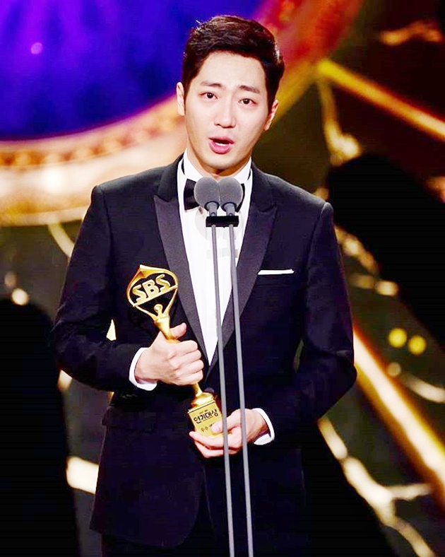 Gambar Foto Lee Sang Yeob mengantongi trofi Excellence Actor di SBS Drama Awards 2017
