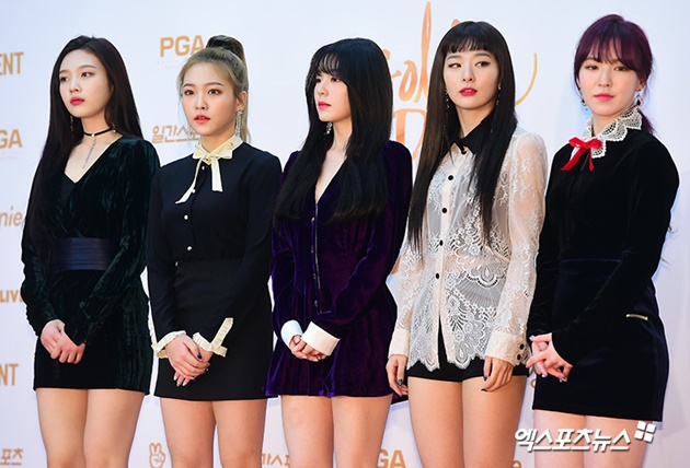 Gambar Foto Kandidat peraih Digital Bonsang, para personel Red Velvet adu cantik dengan dress dan rok mini di red carpet Golden Disc Awards 2018.