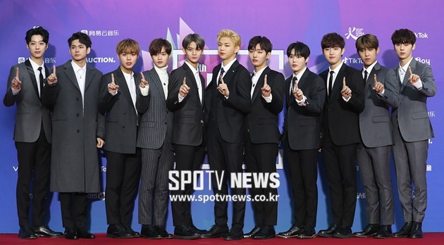 Gambar Foto Wanna One di Red Carpet Seoul Music Awards 2018